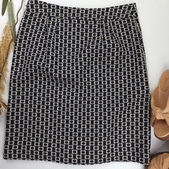 LOFT Black Cream Front Pleated Skirt Sz 2 - Picture 4 of 15